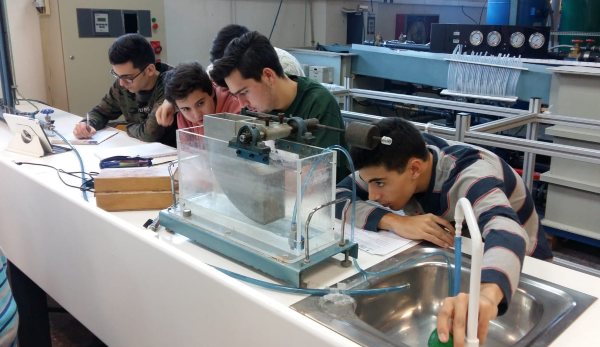 Alumnos del Grado IGE de EDEM trabajan en un laboratorio de la UPV